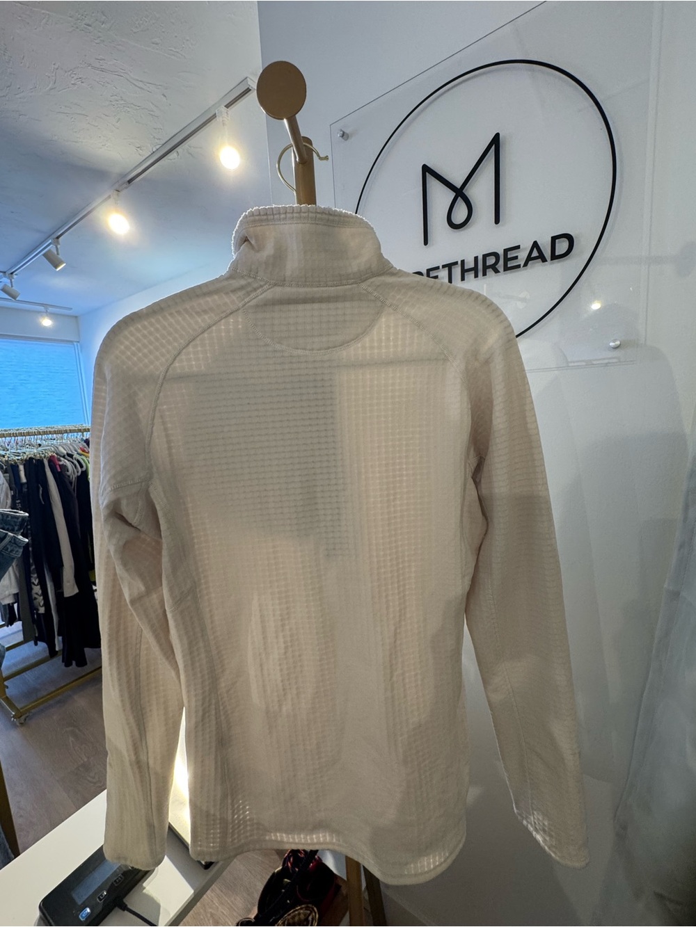 Patagonia Women's R1 Pullover in a cream/off-white Medium Excellent Condition - Picture 3 of 7